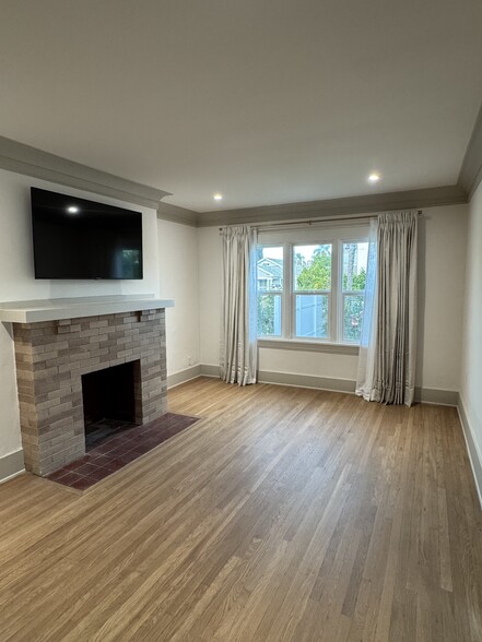 Building Photo - 1121 N Heliotrope Dr