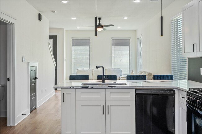 Building Photo - 3522 Mansfield St