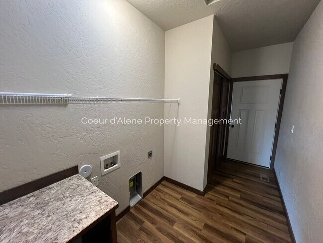 Building Photo - 3 bed, 2 bath home in Post Falls