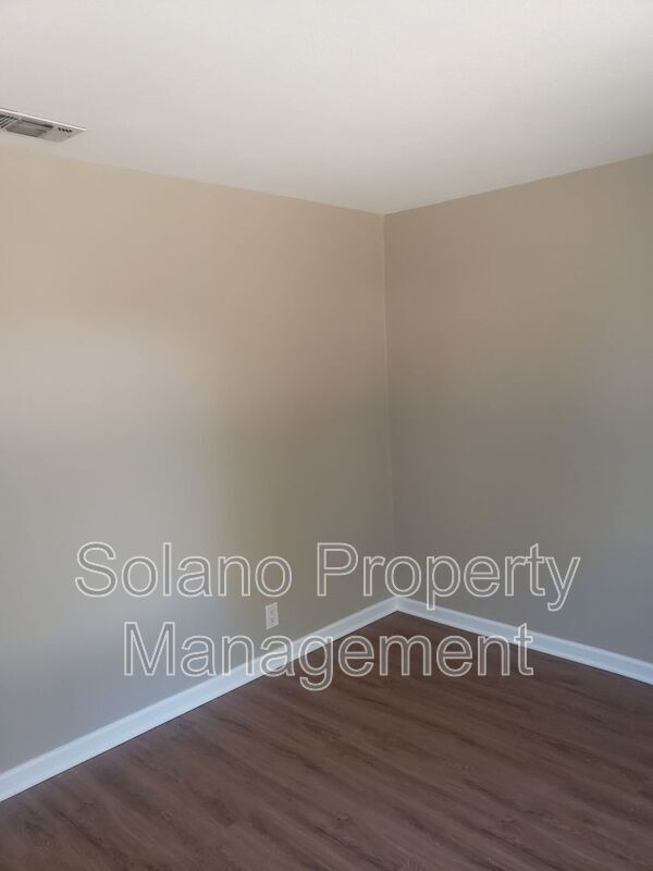 Building Photo - 340 Colonial Cir