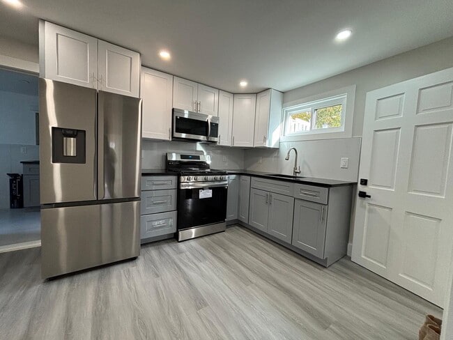 Building Photo - 2 Scofield Pl