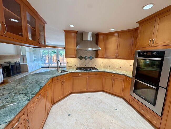 Building Photo - 3057 Carleton Pl
