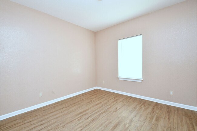 Room - 2881 Fontainebleau Ave SE