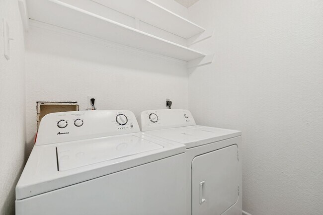 Building Photo - 3-BEDROOM HOME IN LOMA PARK