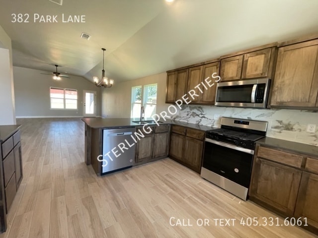 Building Photo - 382 Park Ln