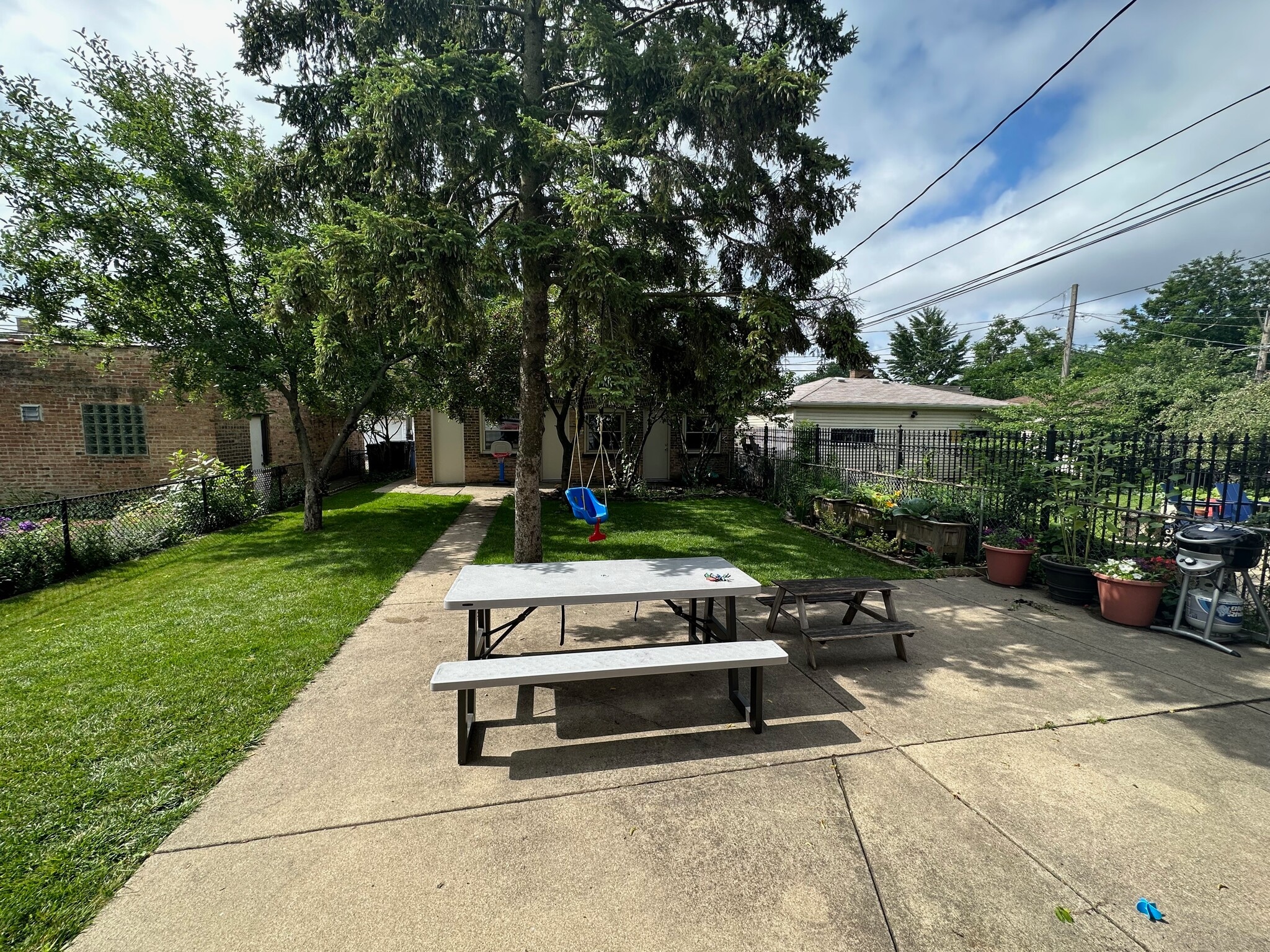 Backyard & Garden - 2733 W Ainslie St