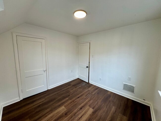 Building Photo - Adorable 2 Bed 1 Bath Home in Brookline W/dedicated office/library space!