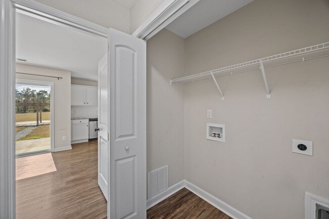 Building Photo - Welcome to Peyton's Lake!