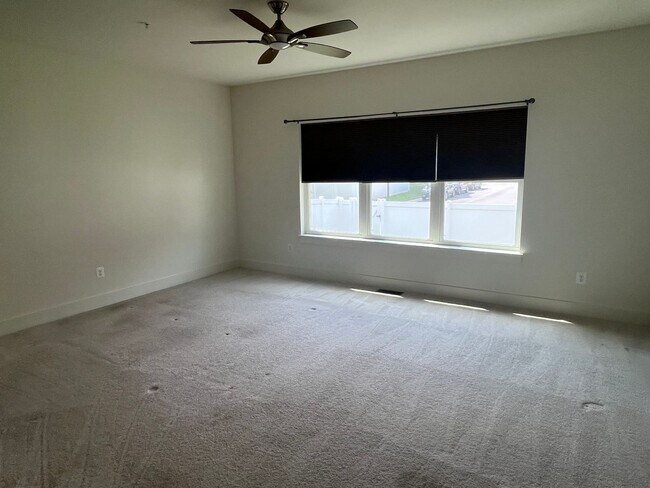 Building Photo - 5 bedroom 3.5 bath home