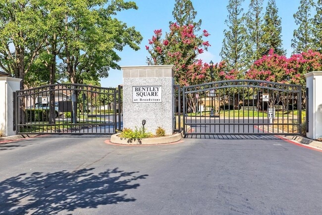 Building Photo - Bright 3 bedroom, 2 bath in Gated Communit...