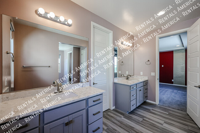 Building Photo - 3090 S Jasmine Dr