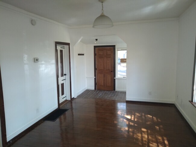 Building Photo - 510 Evans Ave