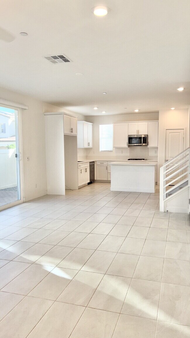 Building Photo - 4 Bedrooms Available University Park