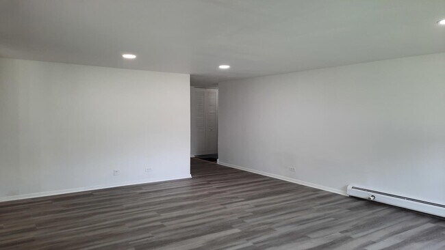 Building Photo - 3900 Bayside Dr