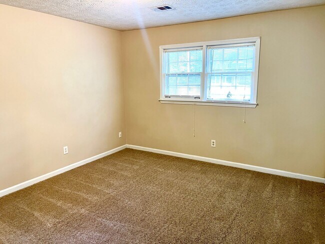 Building Photo - Delightful Upstairs 3 Bedroom / 2 Bathroom...