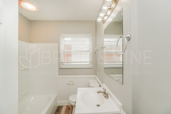 Building Photo - 919 S Warren Ave