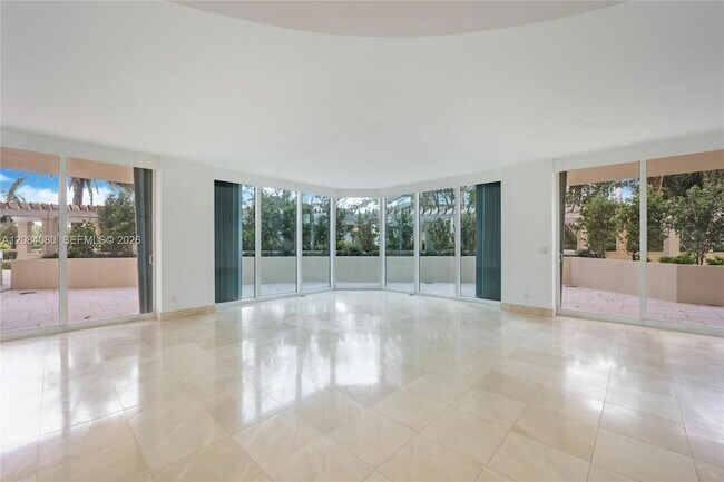 Building Photo - 300 South Pointe Dr