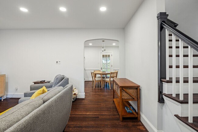 Building Photo - Beautiful 4 Bedroom Home off Of Cutshaw Ave! ***Available Early August 2026***