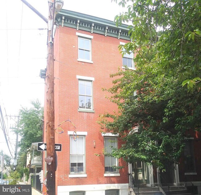 Building Photo - 2043 Mt Vernon St