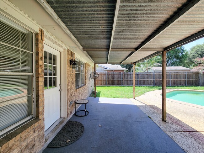 Building Photo - 409 S Travis