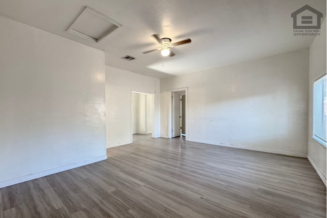 Building Photo - 2Bed/1Bath Apartment at Camelback Rd/Central Ave! Ready for Immediate Move-In! – NO HOA!