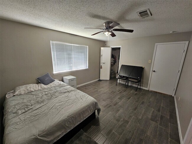 Building Photo - 16715 Rockbend