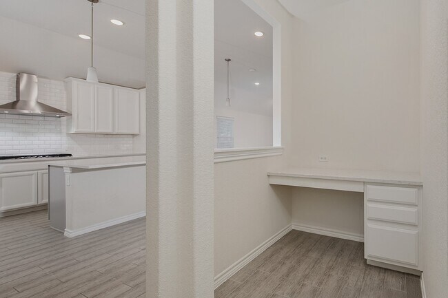 Building Photo - 130 Pioneer Canyon Pl