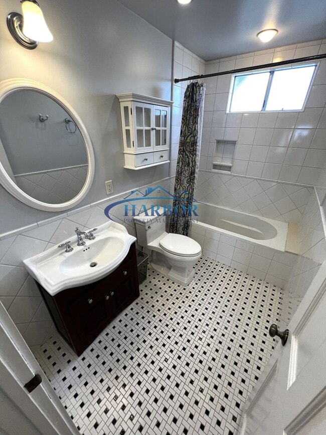 Building Photo - MOVE IN SPECIAL $1000 off 1st months' rent...