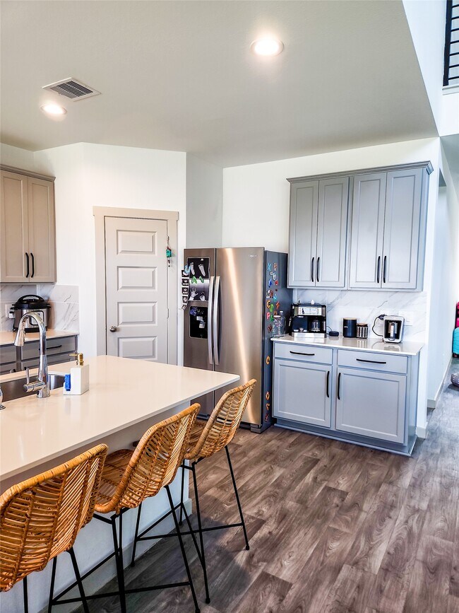 Building Photo - 7219 Sunbreeze Ln