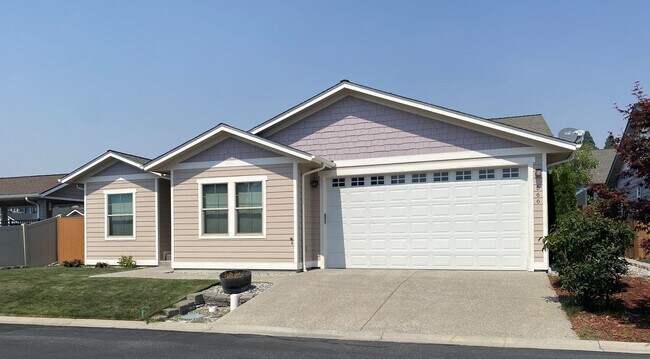 Building Photo - 566 Village Dr