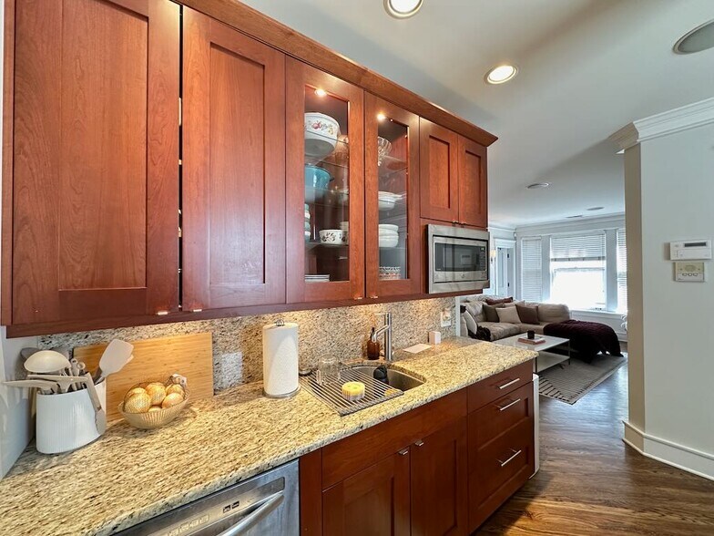 Building Photo - 1410 W Cornelia Ave