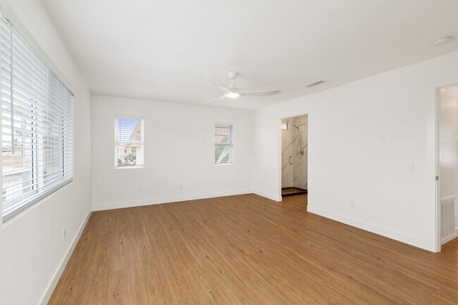 Building Photo - Luxurious Coastal Retreat with Stunning Oc...