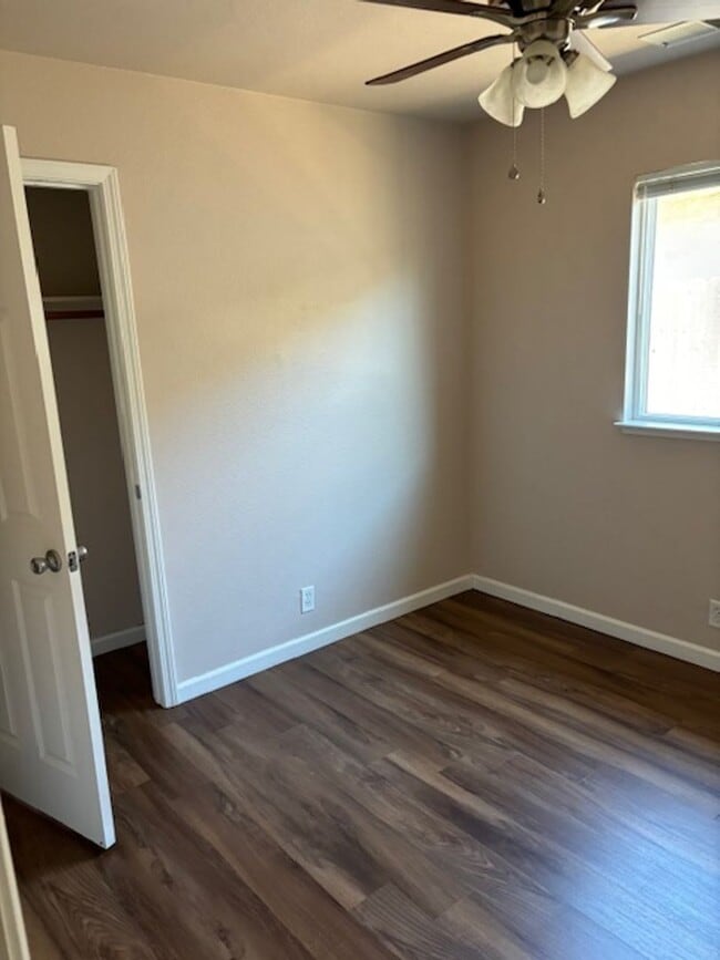 Building Photo - 10 N Valley Ct