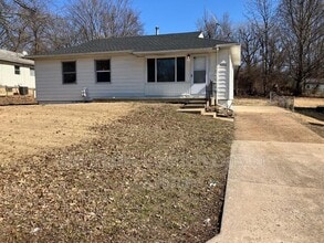 Building Photo - 9840 Medford Dr