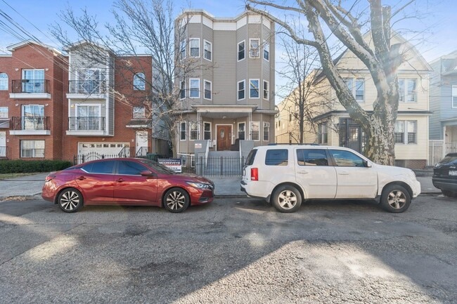 Building Photo - 162 Clerk St