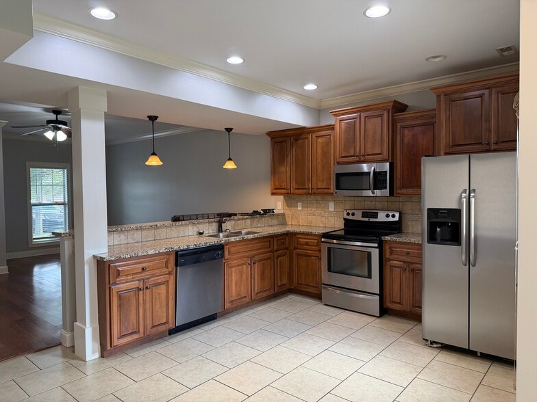 Building Photo - 1725 Stone Castle Dr NE