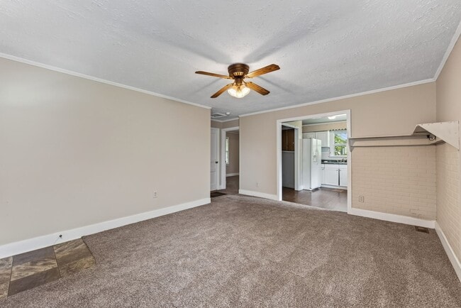 Building Photo - 141 W Rossview Rd