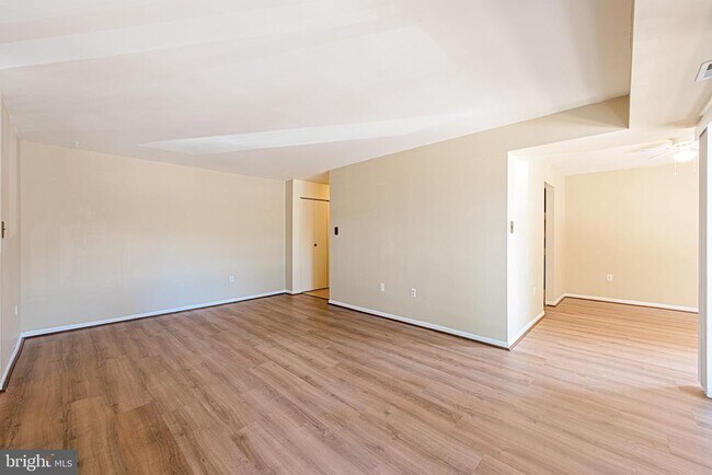 Building Photo - 9728 Kingsbridge Dr