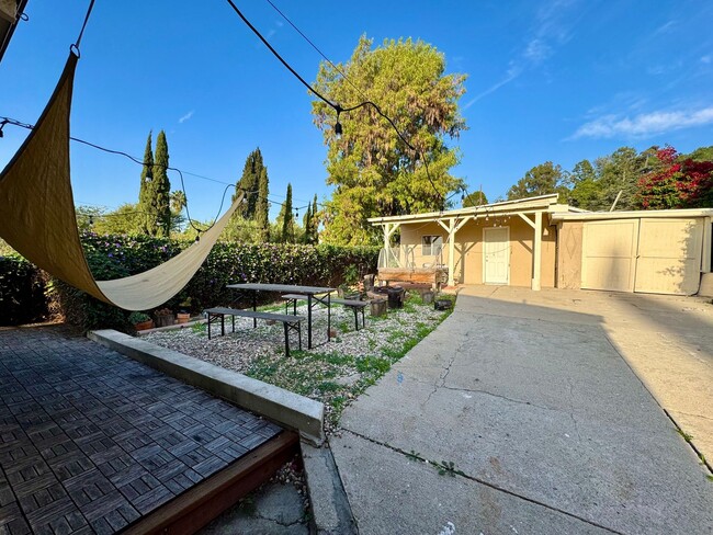 Building Photo - Centrally Located Minutes away from Downtown, Silver Lake, and Eagle Rock