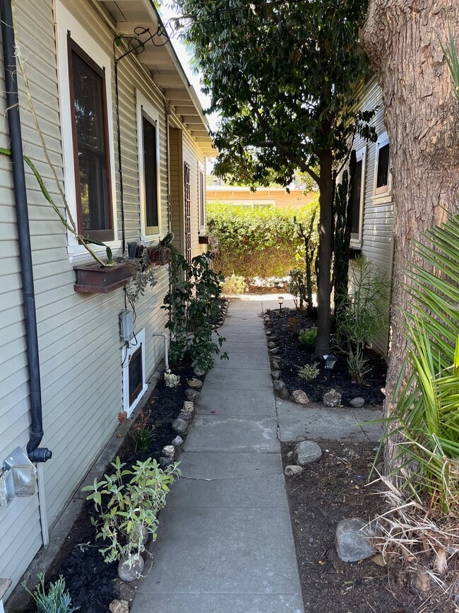 Building Photo - 135 E Ave 42