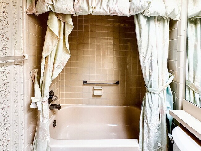 Building Photo - "Charming 2-Bedroom Oasis with 2 Full Bath...