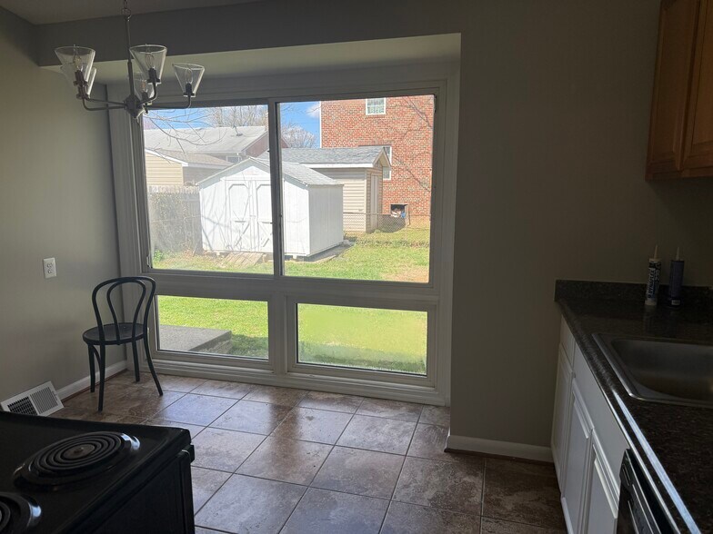 Building Photo - 417 Eisner St