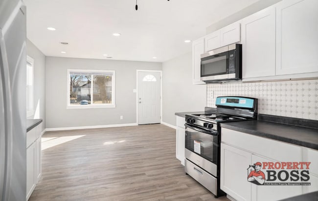 Building Photo - 4216 W 19th Plaza