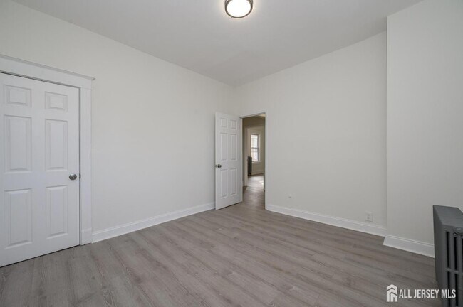 Building Photo - 377 Delavan St