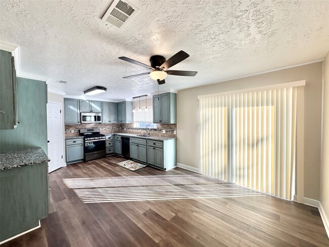 Building Photo - 16143 Little Cypress Ln