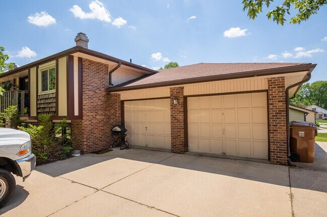 Building Photo - 6011 Queens Dr