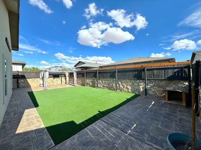 Building Photo - East El Paso 4 bed Refrig A/C with Gorgeous Backyard!