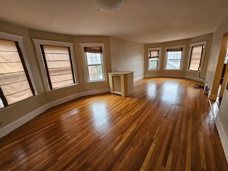 Building Photo - 82 Walnut St