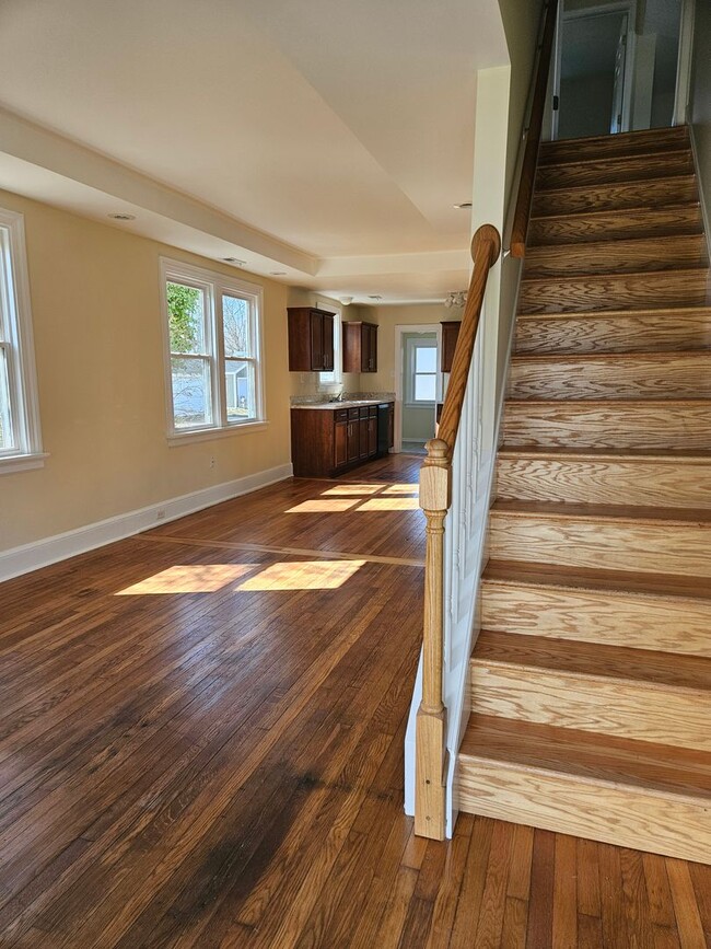 Building Photo - Adorable renovated 3 bedroom 2 full bath home