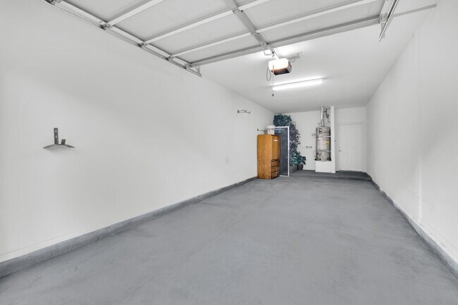 Building Photo - Experience Las Vegas in style and comfort with this beautiful first-floor 3-bedroom condo